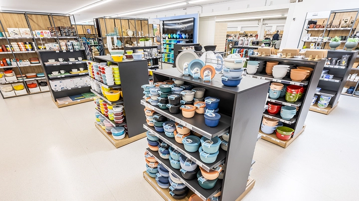 Galerie-Bild 6: Verkaufsfläche für Geschirr und Aufgewahrung aller Art. Bunte Regale, voll gefüllt.