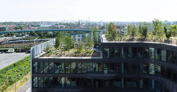 Galerie-Bild 3: Mit der Terrasse tritt der Biotopgedanke noch einmal in den Vordergrund: Wie ein eigener Garten sind hier Pflanzen, Wege und Ruhezonen angelegt. &nbsp;