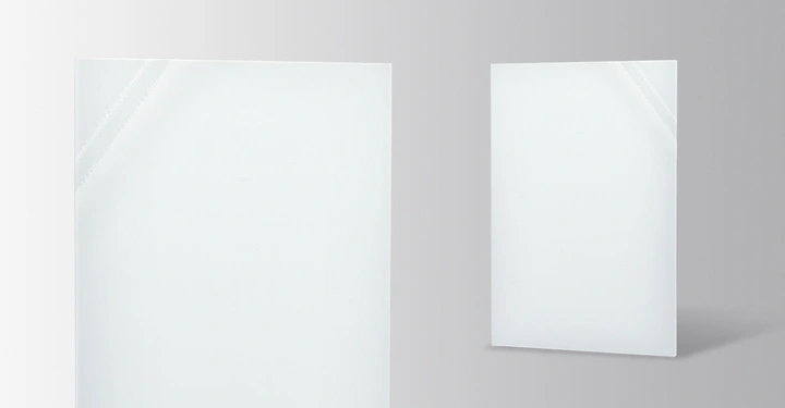 Zwei rechteckige Glasplatten stehen aufrecht in einem grauen minimalistischen Raumlinke Scheibe leicht links geneigt rechte Scheibe leicht nach hinten geneigt beide glänzend und klar.