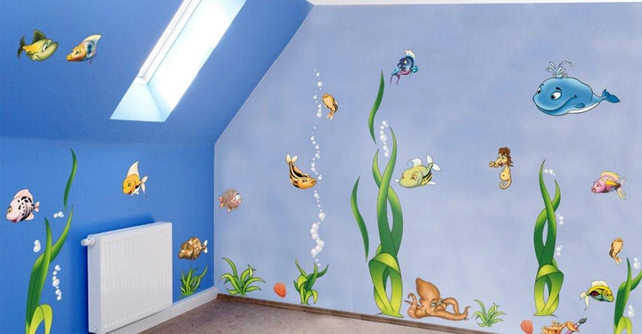 Galerie-Bild 1: Bunte Meerestiere schwimmen an Wänden mit Seetang und Luftblasen in einem Kinderzimmer mit blau gestrichenen Schrägwänden und einem Dachfenster.