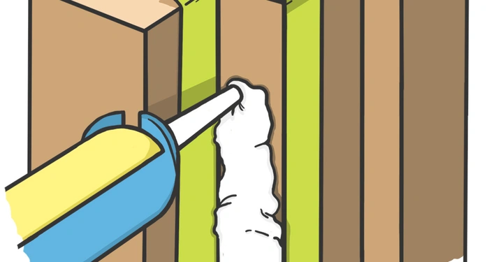 Eine Dichtpistole spritzt weißen Dichtstoff in eine Fuge zwischen zwei Holzplatten, die mit grünen Klebebandstreifen zum Schutz abgeklebt sind.