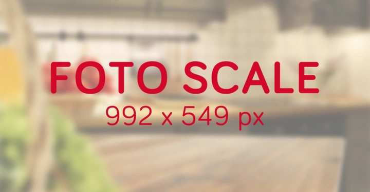 Text FOTO SCALE 992 x 549 px im Fokus, verschwommener Hintergrund deutet auf eine Küche hin