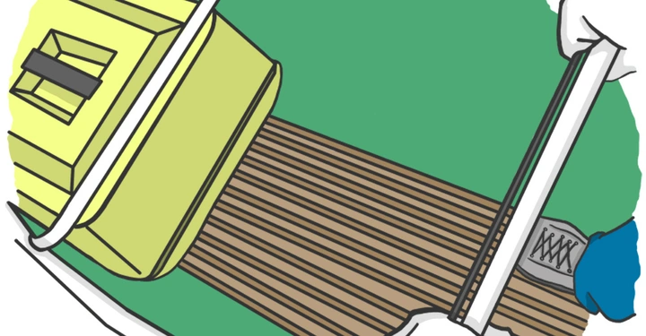 Gelbe Kühlbox auf einem Holzsteg werdend von einer Person im blauen Hosen mit einem grauen Schuh getragen, umgeben von grünem Gras.