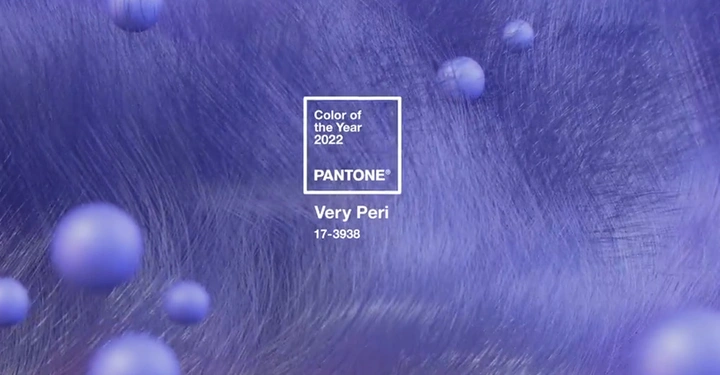 Galerie-Bild 5: Violette Kugeln schweben in einem haarartigen, lilafarbenen Hintergrund Context Der Text lautet Color of the Year 2022 PANTONE Very Peri 17-3938