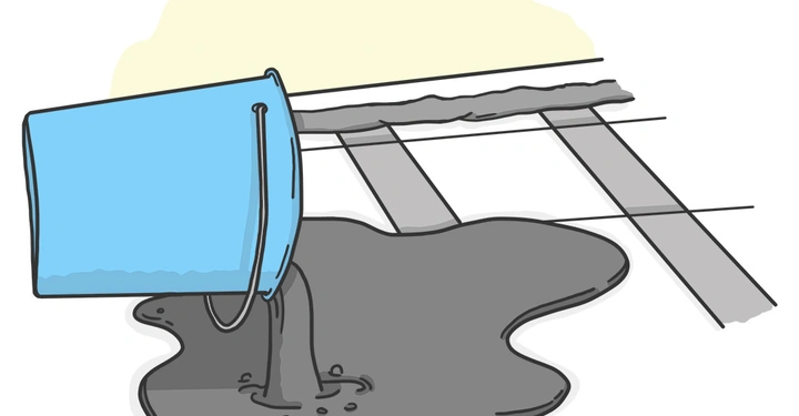 Ein blauer Eimer kippt und schüttet eine schwarze Flüssigkeit auf dem Boden aus; im Hintergrund sind Fliesen und eine Wand zu sehen.