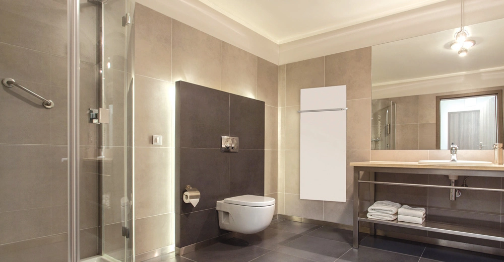 Badezimmer von Etherma, Schieferfliesen am Boden, beige großformatige Fliesen an der Wand, bodenebene Dusche mit Glastüren, dezent beleuchtet