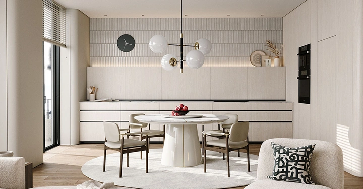 Galerie-Bild 4: Modernes Esszimmer-Interieur mit Marmortisch und cremefarbenen Polsterstühlen passend zur Pantone Farbpalette 2026 Cloud Dancer und hellen Holztönen.