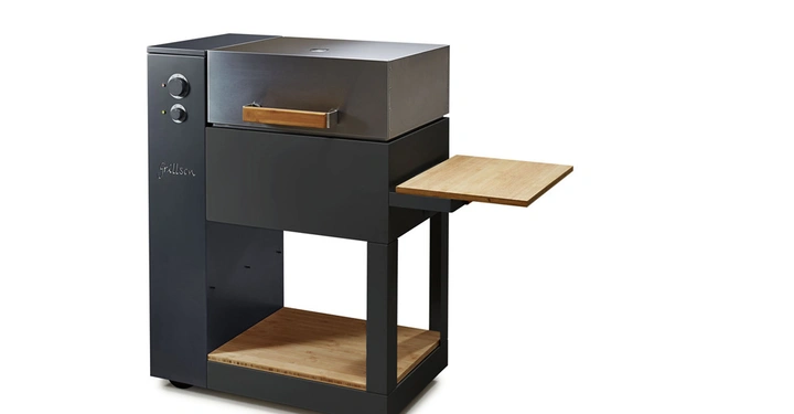 Galerie-Bild 5: Ein moderner schwarzer Grill mit einem Edelstahlgehäuse steht auf einem Holzregal und hat seitlich ein ausgeklapptes Holztablett die Marke Grillson ist auf der Vorderseite eingraviert.