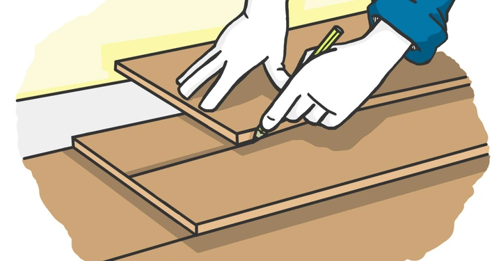 Hände zeichnen mit einem Bleistift eine Linie auf ein Holzbrett im Rahmen eines Heimwerkerprojekts in einem Wohnraum mit gelber Wand und Laminatboden.