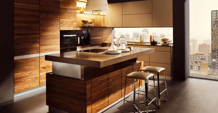 Holzverkleidete Kücheninsel mit Barhockern und moderne Geräte befindet sich in einer stilvollen Küche mit Stadtblick durch große Fenster
