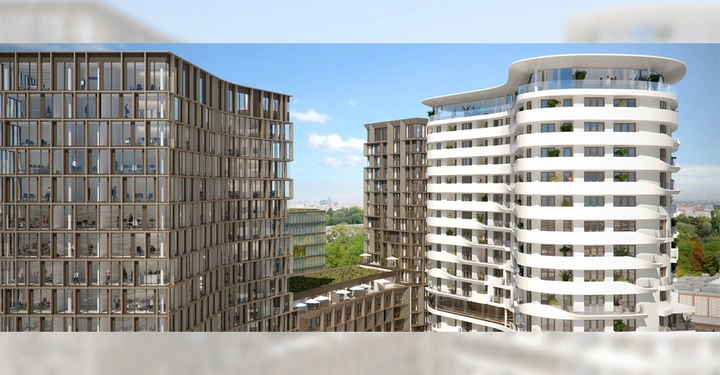 Moderne Hochhäuser mit Glas- und weißen Wellfassaden stehen nebeneinander. Menschen sind in den Büros und Wohnungen zu sehen. Bäume und weitere Gebäude sind im Hintergrund erkennbar.