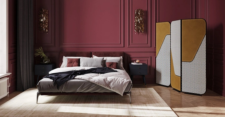 Galerie-Bild 4: Im Handel sind selbstklebende Zierleisten erhältlich, mit denen sich Wände im Handumdrehen veredeln lassen. In diesem Schlafzimmer im Mid-Century-Stil wurden Wand und Zierprofile in einem dunklen Rotton gestrichen.