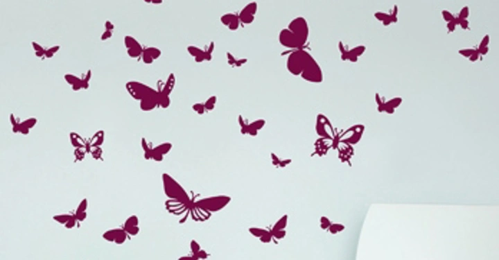 Galerie-Bild 11: Rote Schmetterling-Aufkleber fliegen nach oben in einem Zimmer Weißer Stuhl steht an der Wand Text aw unten links