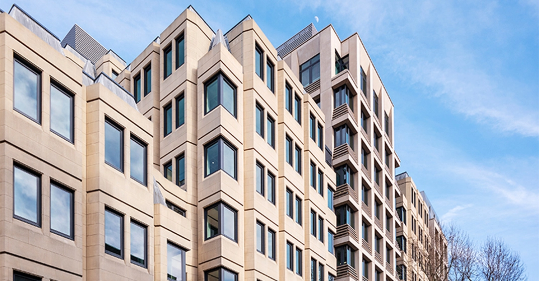 Perspektivische Seitenansicht des Bürogebäudes 90 Long Acre