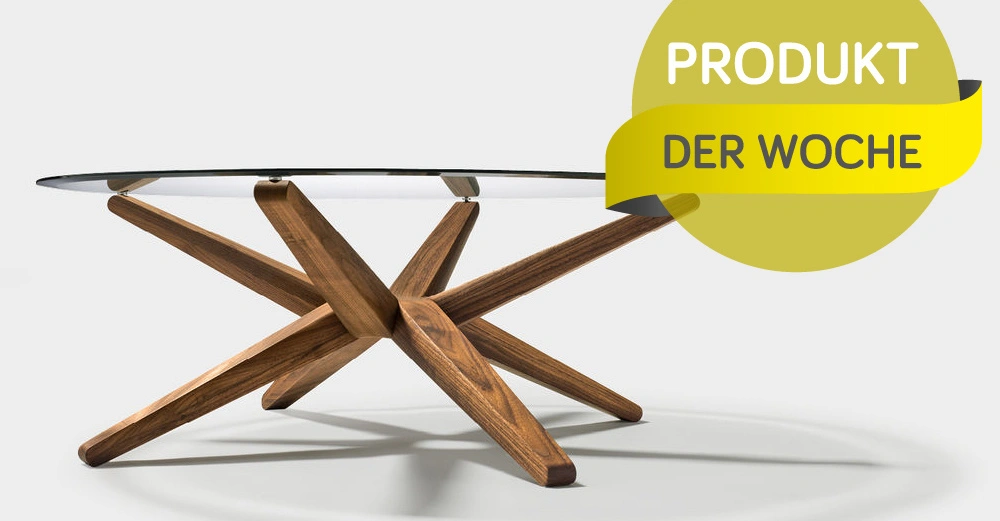 Runder Glastisch auf hölzernem, sternförmigem Gestell stehend Umwelthintergrund ist grau Ein gelb-grünes Banner rechts enthält den Text PRODUKT DER WOCHE