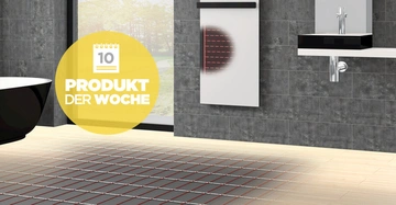 Ein Fußbodenheizsystem wird in einem modernen Badezimmer installiert graue Fliesen an den Wänden Naturholzfußboden mit Heizdrähten Text Produkt der Woche in gelbem Kreis.