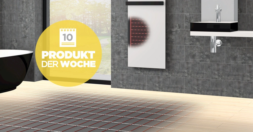 Ein Fußbodenheizsystem wird in einem modernen Badezimmer installiert graue Fliesen an den Wänden Naturholzfußboden mit Heizdrähten Text Produkt der Woche in gelbem Kreis.