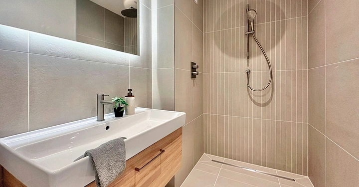 Galerie-Bild 3: badezimmer-klein_-scaled Kopie.jpg