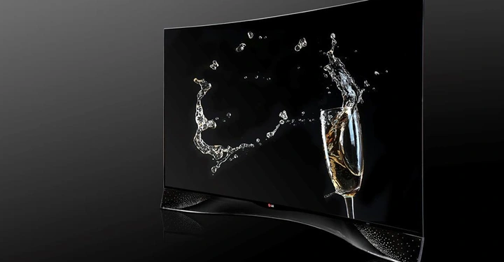 Galerie-Bild 7: Ein gekrümmter Fernseher zeigt ein spritzendes Champagnerglas in einem dunklen Raum. Auf dem Gerät steht in roten Buchstaben "LG".