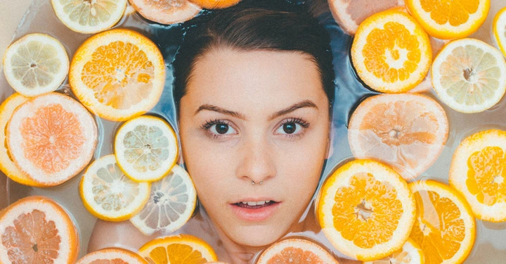 Galerie-Bild 10: Das Gesicht einer Frau ragt aus Wasser heraus umgeben von schwimmenden Zitronen- und Orangenscheiben.