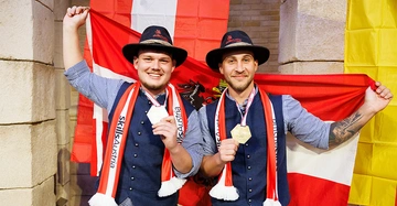 Gold bei den EuroSkills: die beiden jungen Männer Lukas Mielder und Lukas Ritzberger freuen sich über den Sieg.