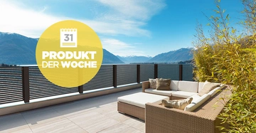 Ein Outdoor-Sofa steht auf einer Terrasse mit Blick auf schneebedeckte Berge und einen See Kalendergrafik links zeigt 31 PRODUKT DER WOCHE Umringt von Bambus und moderner Geländer