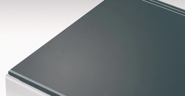 Platte ruht auf einer weißen Oberfläche in minimalistischem Raum