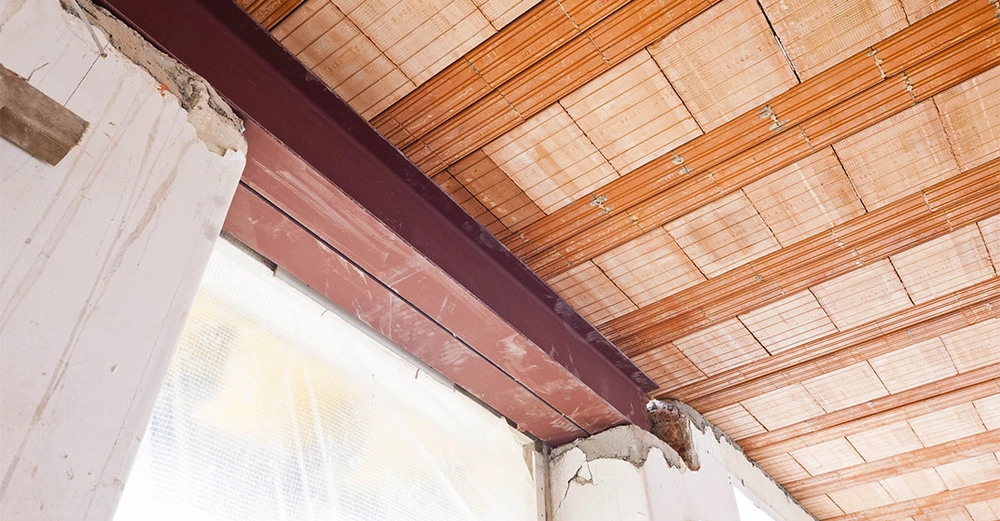 Ziegel Fertigdecke mit Elementen von unten fotografiert. Geschlossene Ziegeldecke in Altbau, Baustelle noch roh