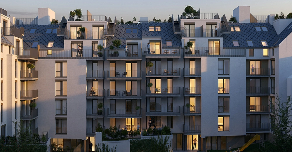 Mehrstöckiges Wohnhaus bei Abenddämmerung Bewohner stehen auf Balkonen und Terrassen des modernen Gebäudes Umgebung zeigt begrünte Areale auf mehreren Ebenen inklusive einiger Bäume und Sträucher älterer Gebäude im Hintergrund