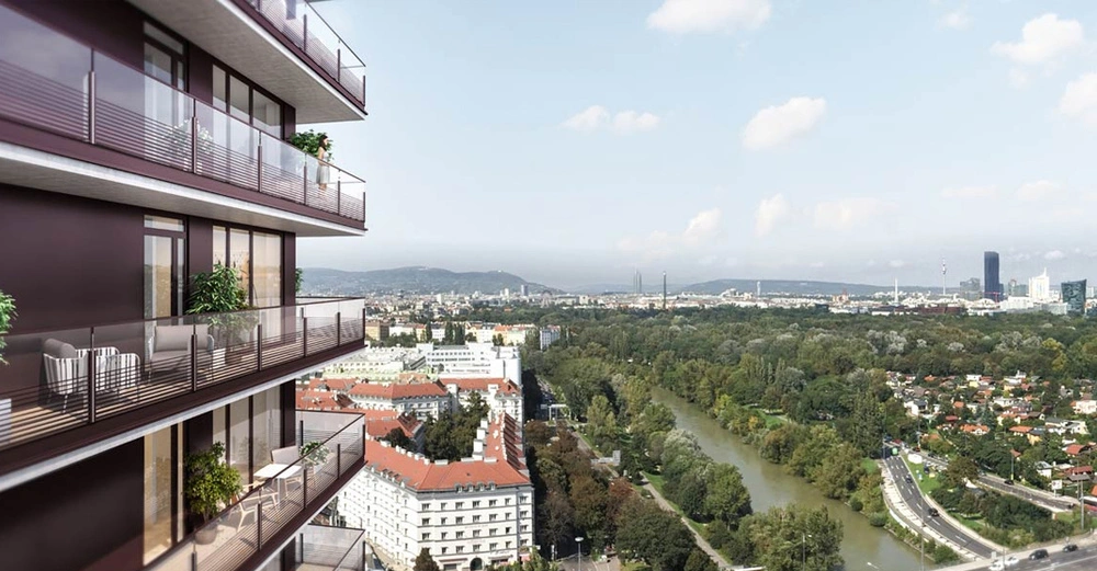 Balkone mit Pflanzen und Möbeln erstrecken sich von einem modernen Hochhaus in einer Stadtlandschaft mit Blick auf grüne Bäume Fluss Wohngebäude und entfernte Hügel.