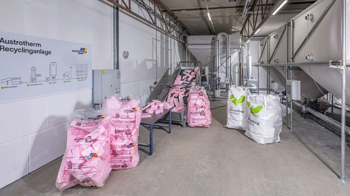 Große Säcke mit rosarotem Dämmstoff-Verschnitt in der Austrotherm Recyclinganlage.