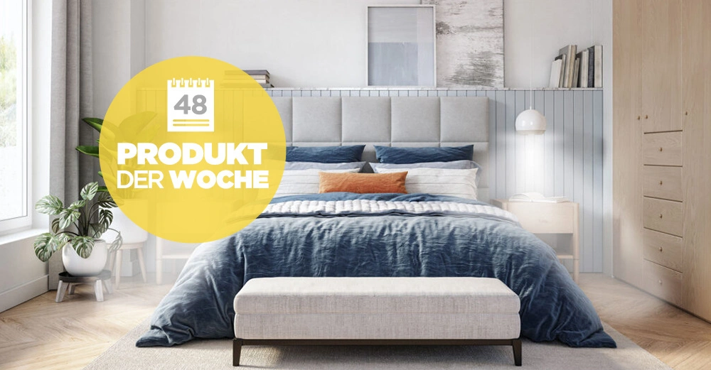 Bett stehend in einem modern eingerichteten Schlafzimmer mit blauer Bettwäsche Davor eine Fußbank Daneben eine Pflanze und Nachttisch Man sieht Text Produkt der Woche 48 in einem gelben Kreis