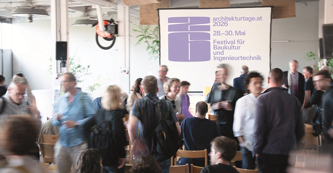 zahlreiche Menschen leicht verschwommen bei Veranstaltung