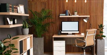 Modernes Homeoffice mit Schreibtisch, Computer, Pflanzen und hölzernen Akzentwand.