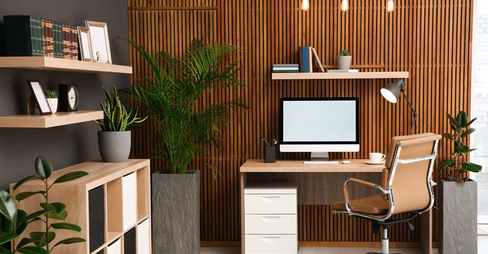 Modernes Homeoffice mit Schreibtisch, Computer, Pflanzen und hölzernen Akzentwand.