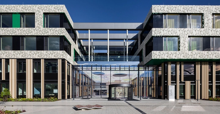 Galerie-Bild 2: Kinderklinik_Freiburg_Eingang_(c)Faruk Pinjo Kopie.jpg