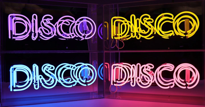 Galerie-Bild 5: Stilvolle handgefertigte lila Disco Neon Acryl-Box mit leuchtendem „DISCO“-Schriftzug aus Glasneon, glänzendem Acrylgehäuse und Spiegelrückwand. Perfekte Retro-Deko für Party, Wohnzimmer oder Event mit auffälligem Neon-Licht.