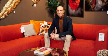 Mann sitzend rotes Sofa Wohnzimmer Hintergrund Dekoration Pflanzen Wandkunst Texte: REGGELLO BEZUG: RODEO STOFF: 100% Polyester LEISTUNG: 100.000 m LIGHTFASTNESS: 4-5 REIBESTECHNIC: 4 - 5 € 1.885- KARE WWW.KARE.DE FLORENTINE 8L 1.39,00 MAXEE ROTATION AB € 1.299,-