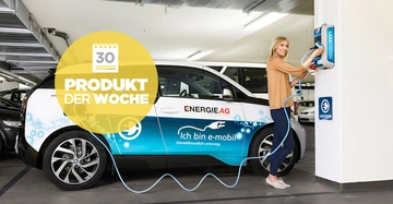 Eine Frau lädt ein Elektroauto in einer Tiefgarage an einer Ladestation auf. Text: 30 PRODUKT DER WOCHE ENERGIE AG Ich bin e-mobil Umweltfreundlich unterwegs LADESTATION.