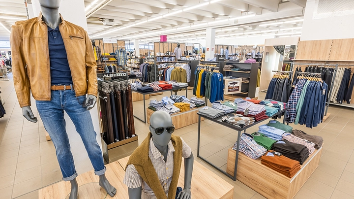 Galerie-Bild 7: Herrenmode-Abteilung mit Hemden, Pullovern und Outfits auf Schaufensterpuppen in der Astro Filiale Wiener Neustadt