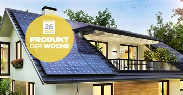 Solarmodule bedecken ein modernes Hausdach in einer grünen Umgebung Text auf gelbem Kreis Produkt der Woche 26