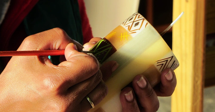 Handbemalte Kerze von einer Frau mit einem individuellem Muster. Kreative Kerzengestaltung, Materialien und Tipps zu Herstellern und Kaufberatung.