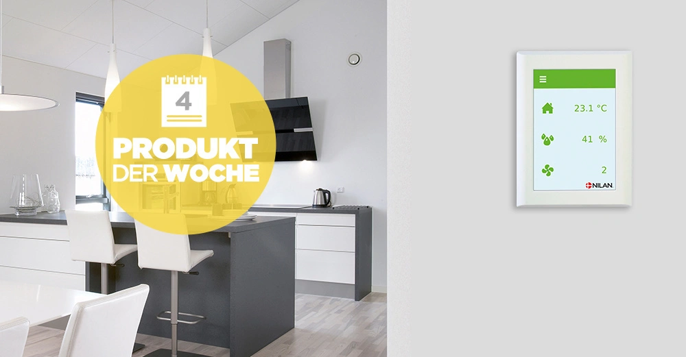 Gelbes rundes Symbol mit einem Kalender und Text Produkt der Woche über einer modernen Küche mit weißen Möbeln links und einem digitalen Wandthermostat von Nilan rechts Texte im Bild: Produkt der Woche 23.1 °C 41 % Nilan