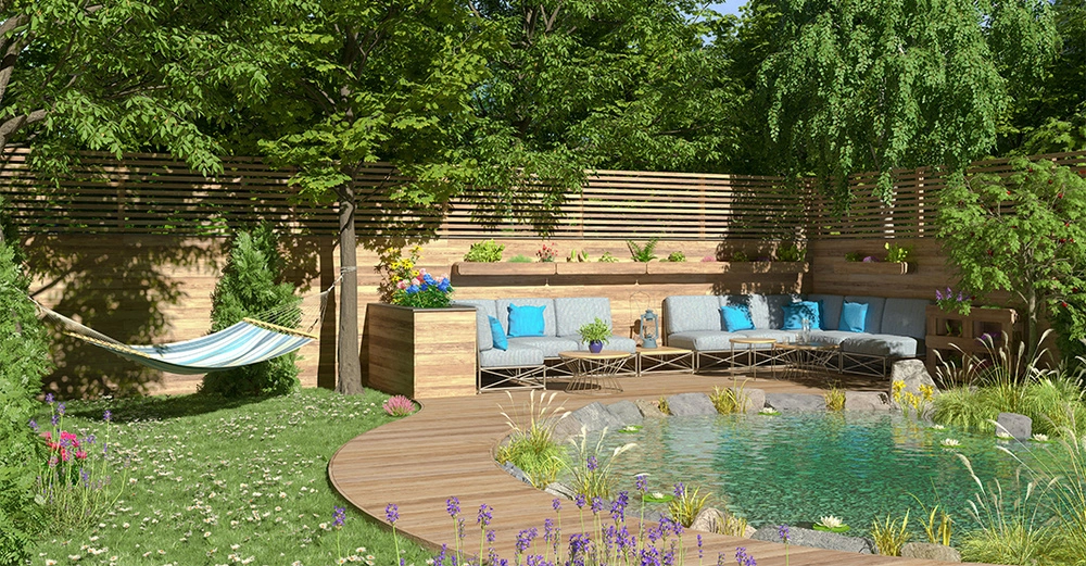 Eine Hängematte ist an zwei Bäumen befestigt. Im Hintergrund befindet sich eine moderne Sitzecke mit Sofas und Tischen aus Holz in einem gepflegten Garten mit Pflanzen, Holzterrasse und Teich.