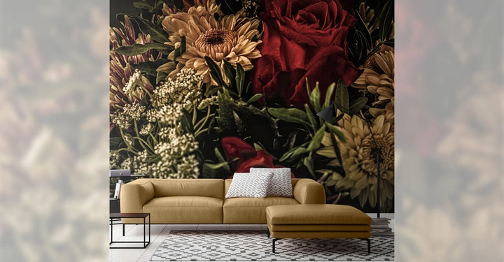 Gelbes Sofa mit Kissen steht vor einer Wand mit großem Blumendruck rote Rosen und gelbe Gerbera in einem modernen Wohnzimmer mit gemustertem Teppich und kleinem Tisch.