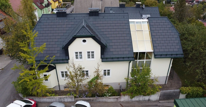 Ein Haus mit Dachfenster von Ewald Leichtfried GmbH & Co KG
