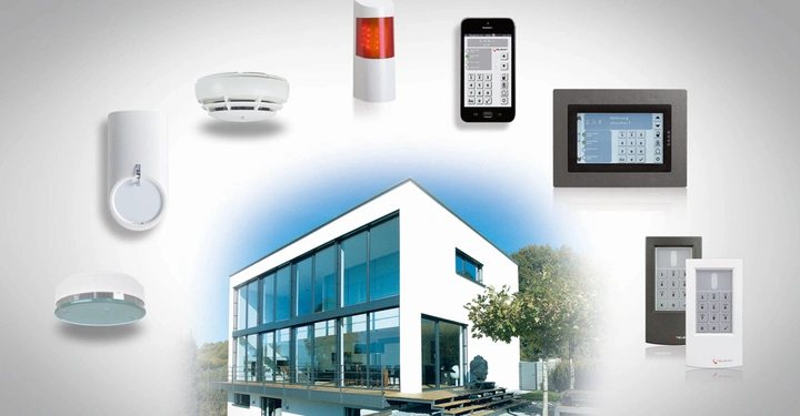 Moderne Einfamilienhaus umgeben von verschiedenen Sicherheitssystemen wie Rauchmelder Alarmanlagen und Steuergeräten die den Hausüberwachungen und -schutz demonstrieren. Haus umgeben von baumbedeckten Garten.