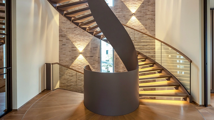 Galerie-Bild 2: Moderne Wendeltreppe über zwei Etagen mit LED Beleuchtung und Glasgeländer