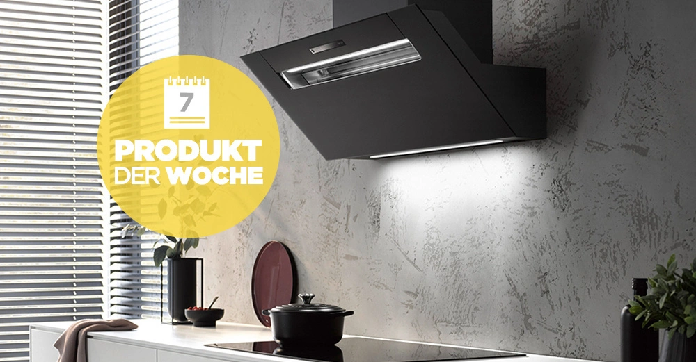 Eine schwarze Dunstabzugshaube beleuchtet eine moderne Küche mit weißen Schränken. Links befinden sich Jalousien und Pflanzen auf der Arbeitsplatte. Text: 7 PRODUKT DER WOCHE.