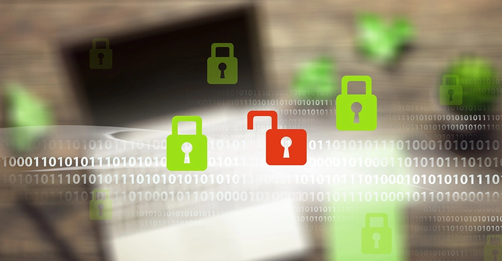 Cybersecurity und Internetschutz. Personen am Computer mit Fokus auf digitale Sicherheit und Datenschutz.